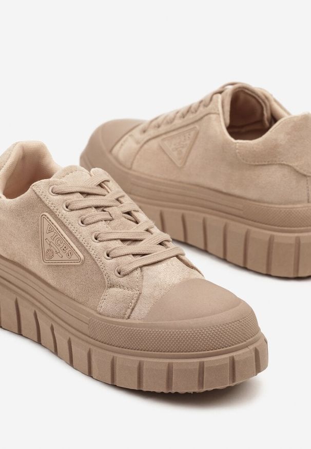 Born2be - Ciemnobeżowe Sneakersy Vices na Grubej Podeszwie z Geometryczną Aplikacją Leanae. Okazja: na co dzień. Zapięcie: sznurówki. Kolor: beżowy. Materiał: jeans. Wzór: aplikacja, geometria