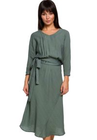 BE - Swobodna trapezowa sukienka midi z wiązaniem w pasie. Materiał: tkanina, poliamid, wiskoza. Wzór: gładki. Typ sukienki: trapezowe. Długość: midi #1