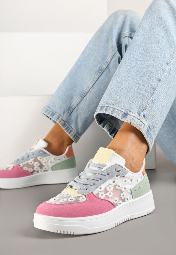 Born2be - Różowo-Białe Sneakersy z Siateczkowymi Wstawkami z Haftem Naloriva. Zapięcie: sznurówki. Kolor: różowy. Materiał: jeans. Wzór: haft. Obcas: na płaskiej podeszwie