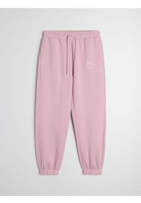Sinsay - Spodnie dresowe jogger z haftem - różowy. Kolor: różowy. Materiał: dresówka. Wzór: haft #1
