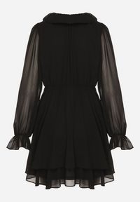 Born2be - Czarna Rozkloszowana Sukienka z Falbankami i Siateczkowymi Rękawami Zennisa. Okazja: do pracy, na spotkanie biznesowe, na imprezę. Typ kołnierza: kołnierz z falbankami. Kolor: czarny. Materiał: poliester. Typ sukienki: rozkloszowane. Styl: biznesowy, klasyczny #6