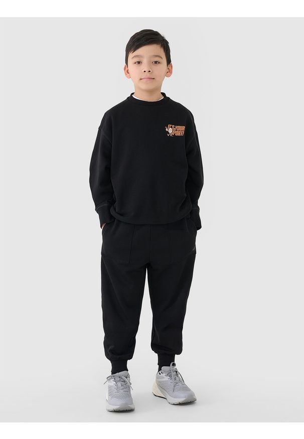 4f - 4F Bluza dresowa nierozpinana bez kaptura chłopięca - czarna 152 (11-12 lat). Okazja: na co dzień. Typ kołnierza: bez kaptura. Kolor: czarny. Materiał: dresówka. Wzór: gładki, nadruk, napisy, ze splotem. Sezon: lato. Styl: casual, klasyczny, sportowy