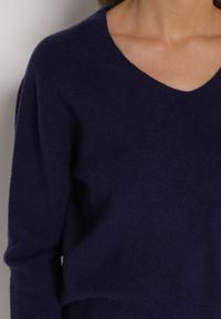 Born2be - Granatowy Sweter z Wiskozą i Wełną z Dekoltem w Serek Claida. Okazja: na co dzień. Typ kołnierza: dekolt w serek. Kolor: niebieski. Materiał: wełna, wiskoza. Styl: casual #2