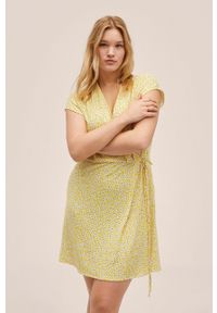mango - Mango sukienka Gali kolor żółty mini prosta. Okazja: na co dzień. Kolor: żółty. Długość rękawa: krótki rękaw. Typ sukienki: proste. Styl: casual. Długość: mini #2