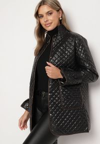 Born2be - Czarna Pikowana Kurtka z Materiałowym Paskiem i Rozszerzanymi Rękawami Zerilaine. Okazja: na co dzień. Kolor: czarny. Materiał: materiał. Styl: casual, elegancki #7