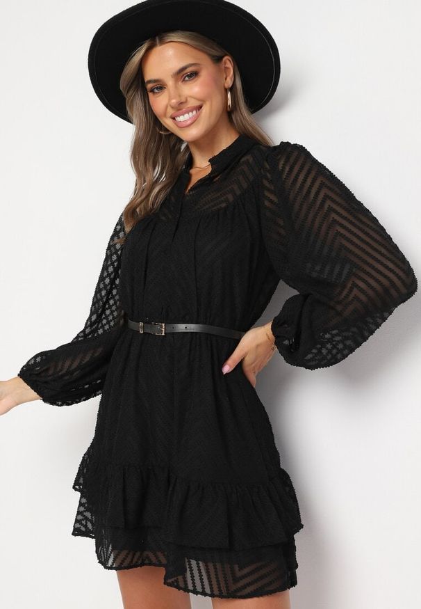 Born2be - Czarna Rozkloszowana Sukienka Mini z Bufiastymi Rękawami i Falbanką Illathi. Kolor: czarny. Materiał: materiał. Wzór: aplikacja. Długość: mini