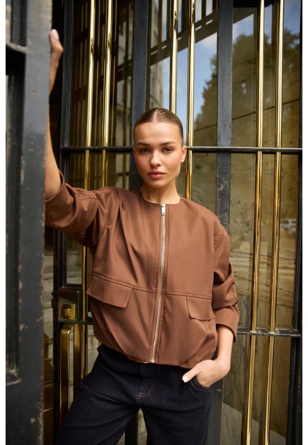 MOODO - Krótka kurtka brązowa. Kolor: brązowy. Materiał: poliester. Długość: krótkie