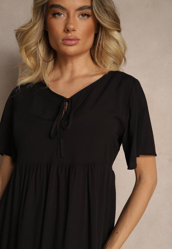 Renee - Czarna Bawełniana Sukienka Rozkloszowana z Wiązaniem przy Dekolcie Mepova. Okazja: na co dzień. Kolor: czarny. Materiał: bawełna. Styl: casual, klasyczny