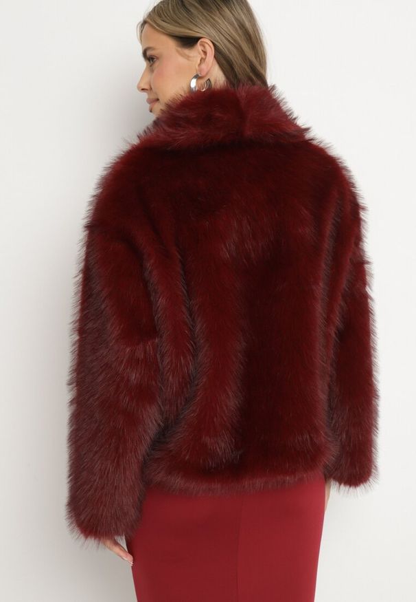 Born2be - Bordowa Futrzana Kurtka z Szerokim Kołnierzem Merionnie. Kolor: czerwony. Materiał: futro. Styl: elegancki