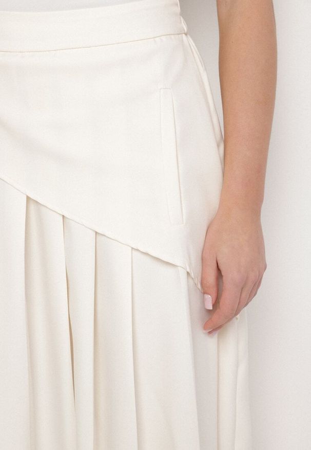 Born2be - Beżowa Plisowana Spódnica z Wiskozą Bawełną i Ozdobną Falbaną Natielia. Okazja: na co dzień. Kolor: beżowy. Materiał: wiskoza, bawełna. Styl: elegancki, casual