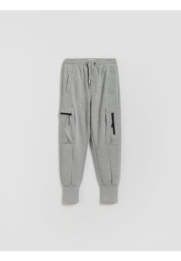 Reserved - Joggery cargo z kieszeniami - jasnoszary. Kolor: szary. Materiał: dzianina, bawełna, dresówka