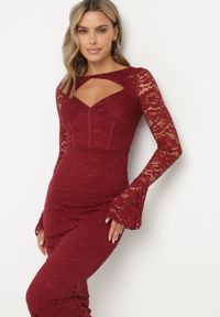 Born2be - Bordowa Dopasowana Sukienka z Koronki z Rozszerzanymi Rękawami Selathea. Kolor: czerwony. Materiał: koronka. Wzór: koronka. Styl: klasyczny, elegancki, wizytowy #4