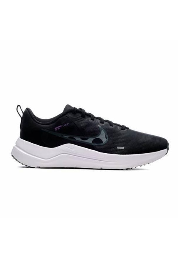 Buty treningowe męskie Nike Downshifter 12. Zapięcie: sznurówki. Kolor: czarny. Materiał: materiał, syntetyk, tkanina. Szerokość cholewki: normalna. Model: Nike Downshifter