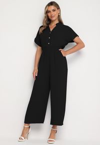 Born2be - Czarny Wiskozowy Kombinezon o Taliowanym Kroju z Szerokimi Nogawkami Delsea. Okazja: do pracy. Kolor: czarny. Materiał: wiskoza. Długość rękawa: krótki rękaw. Długość: krótkie. Styl: elegancki #7