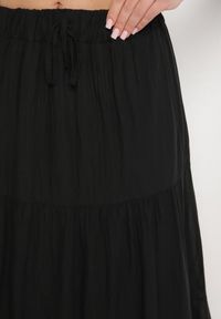 Born2be - Czarna Bawełniana Spódnica o Rozkloszowanym Kroju z Gumką i Wiązaniem w Talii Milianna. Okazja: na co dzień. Kolor: czarny. Materiał: bawełna. Styl: elegancki, casual
