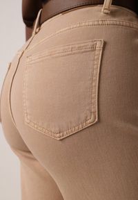 Born2be - Beżowe Szerokie Jeansy z Wysokim Stanem i Postrzępionymi Nogawkami Fyrelreia. Okazja: na co dzień. Stan: podwyższony. Kolor: beżowy. Styl: casual, klasyczny #5