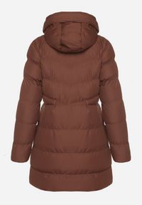 Born2be - Brązowa Długa Pikowana Kurtka z Kapturem i Dwustronnym Suwakiem Naorinae. Okazja: na co dzień, do pracy. Typ kołnierza: kaptur. Kolor: brązowy. Materiał: jeans. Długość rękawa: długi rękaw. Długość: długie. Sezon: zima. Styl: casual, elegancki #6