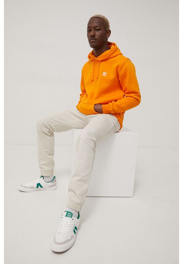 adidas Originals bluza męska kolor pomarańczowy z kapturem gładka. Okazja: na co dzień. Typ kołnierza: kaptur. Kolor: pomarańczowy. Materiał: bawełna. Wzór: gładki. Styl: casual