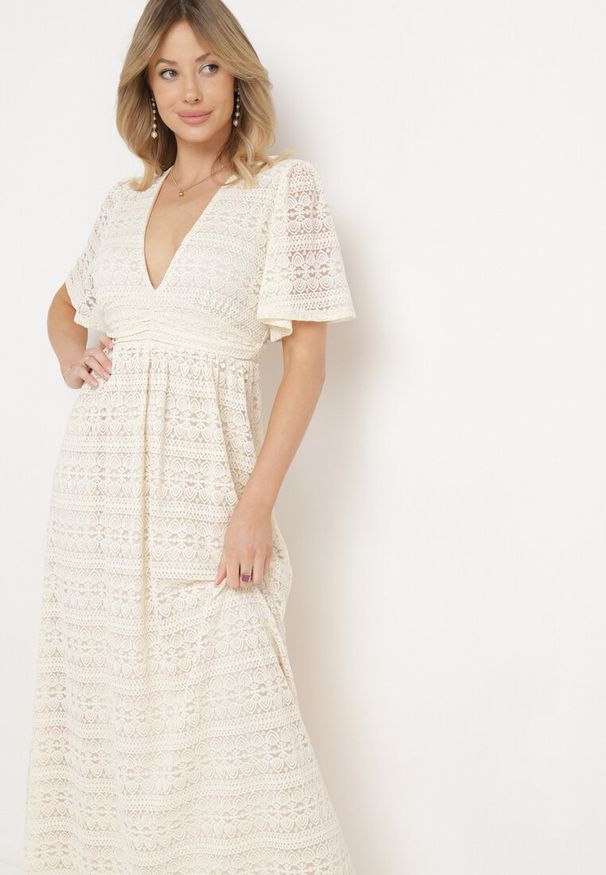 Born2be - Jasnobeżowa Koronkowa Sukienka Maxi z Gumką w Pasie Umisse. Kolor: beżowy. Materiał: koronka. Długość: maxi