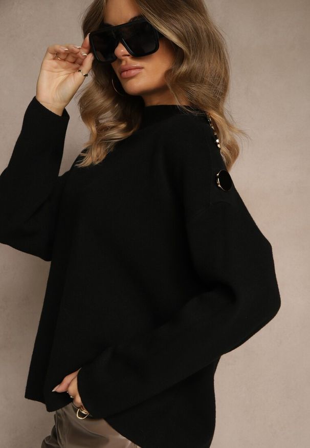 Renee - Czarny Sweter z Metalicznymi Guzikami na Ramieniu Ederlia. Okazja: do pracy, na spotkanie biznesowe. Typ kołnierza: golf. Kolor: czarny. Materiał: skóra. Styl: elegancki, biznesowy