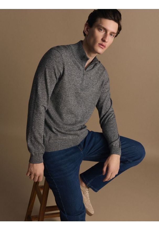 Reserved - Bawełniany sweter ze stójką - ciemnoszary. Typ kołnierza: kołnierzyk stójkowy. Kolor: szary. Materiał: bawełna. Wzór: melanż