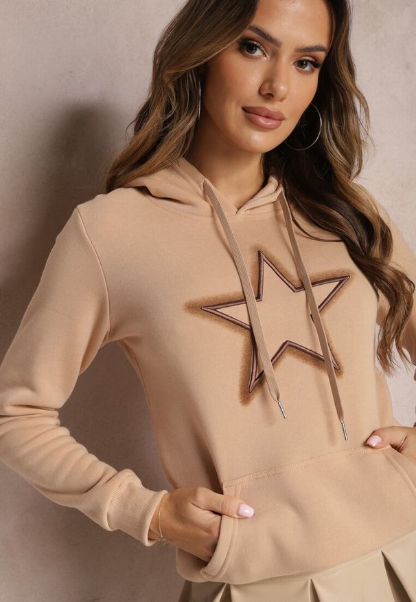Renee - Beżowa Ocieplana Bluza Dzianinowa z Kapturem Ziff. Typ kołnierza: kaptur. Kolor: beżowy. Materiał: dzianina. Wzór: haft. Styl: elegancki