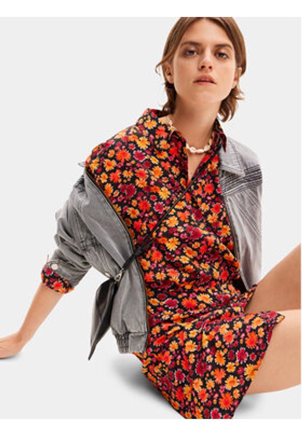 Desigual Sukienka koszulowa Yesh 24SWVW29 Pomarańczowy Regular Fit. Kolor: pomarańczowy. Materiał: wiskoza. Typ sukienki: koszulowe