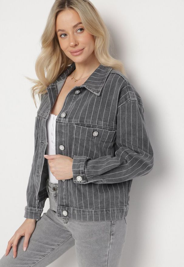 Born2be - Szara Kurtka Jeansowa w Paski z Kieszeniami Ravilune. Okazja: na co dzień, na spacer. Kolor: szary. Materiał: jeans. Długość rękawa: długi rękaw. Długość: długie. Wzór: paski. Styl: klasyczny, elegancki, casual