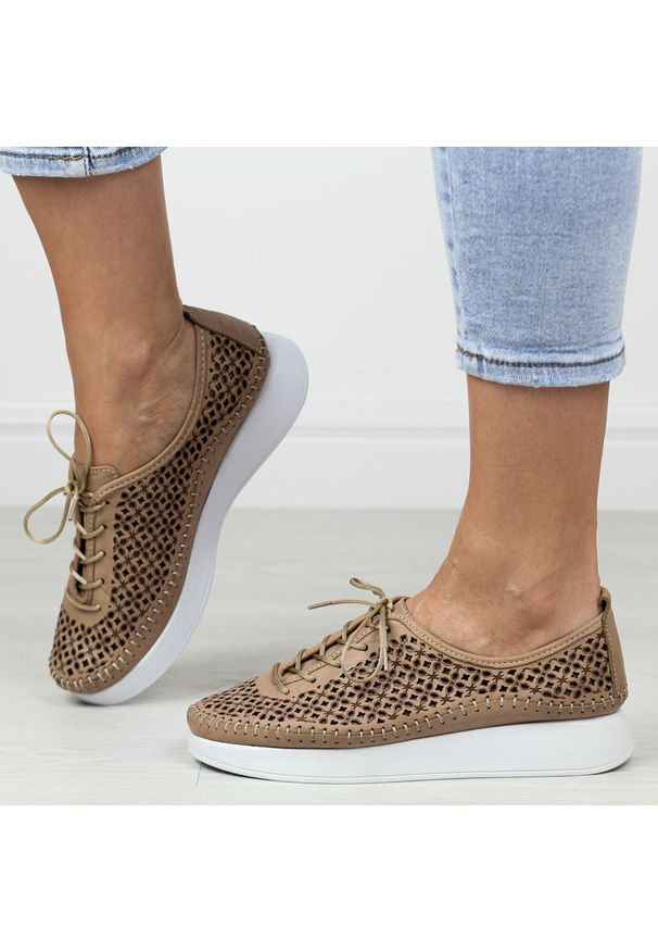 Beżowe skórzane półbuty damskie T.Sokolski 714. Okazja: na co dzień. Zapięcie: sznurówki. Kolor: beżowy. Materiał: skóra. Szerokość cholewki: normalna. Sezon: wiosna, lato. Styl: klasyczny, casual