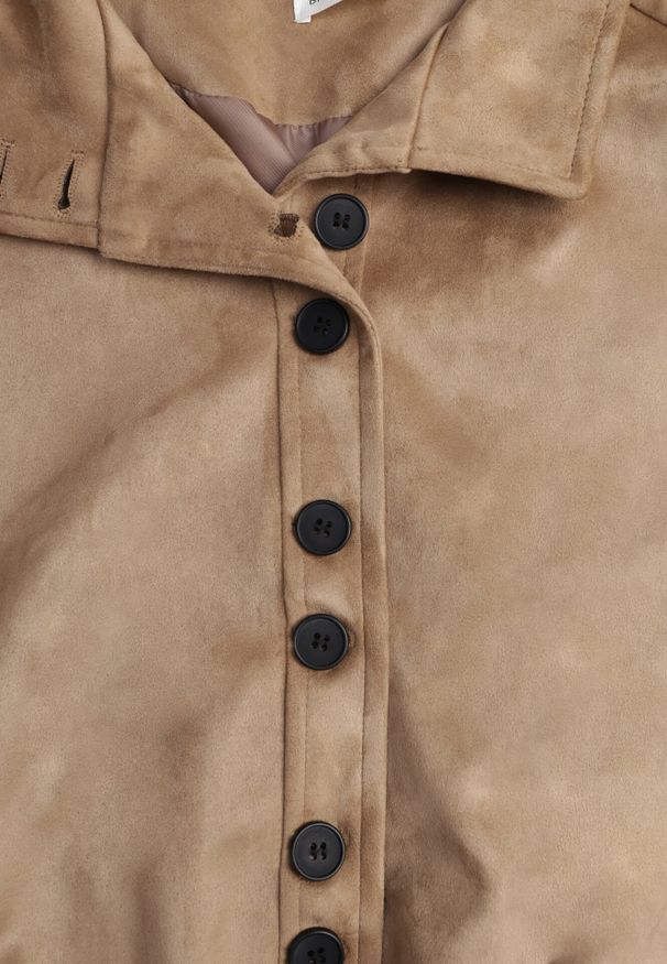 Born2be - Jasnobrązowa Kurtka w Stylu Bomberki z Ozdobnymi Guzikami Polimi. Okazja: na co dzień. Kolor: brązowy. Materiał: jeans. Styl: casual