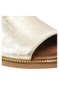 Złote Sandały Armodo Stylowe Buty Damskie. Zapięcie: pasek. Kolor: złoty. Wzór: aplikacja. Styl: elegancki