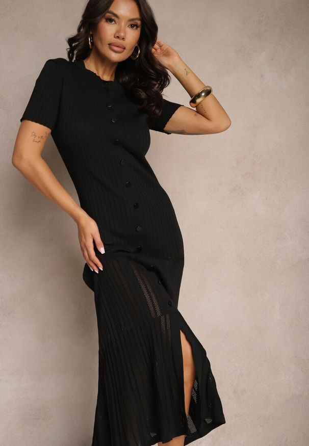 Renee - Czarna Dopasowana Sukienka z Dzianiny z Wiskozą Zdobiona Guzikami i Falbaną Aluona. Okazja: na co dzień. Kolor: czarny. Materiał: dzianina, wiskoza. Długość rękawa: krótki rękaw. Wzór: aplikacja. Styl: casual, klasyczny, elegancki