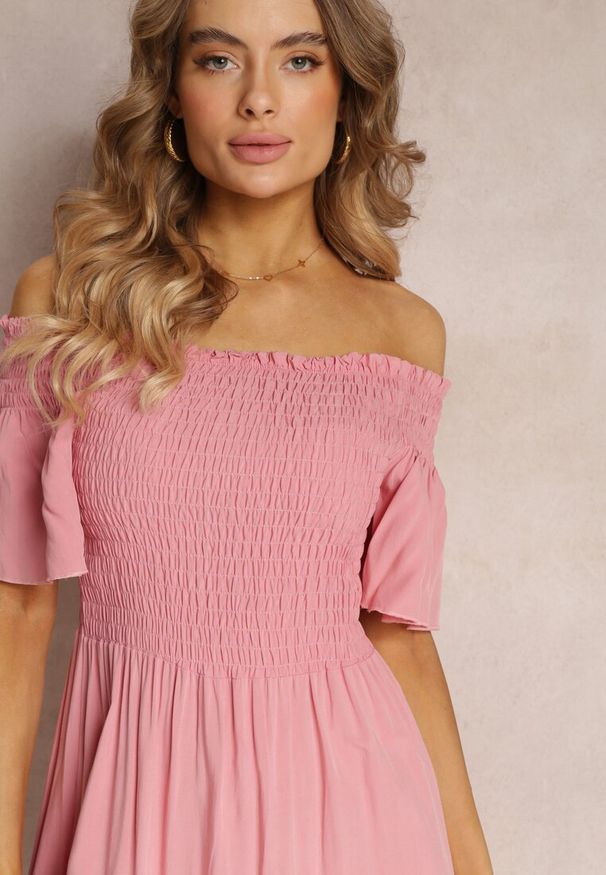 Renee - Różowa Sukienka Hiszpanka Mini z Wiskozy Folna. Typ kołnierza: dekolt hiszpanka. Kolor: różowy. Materiał: wiskoza. Sezon: lato. Długość: mini