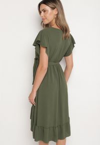 Born2be - Ciemnozielona Rozkloszowana Sukienka Ozdobiona Falbanką i Paskiem Natiellea. Okazja: na co dzień. Typ kołnierza: kołnierz z falbankami. Kolor: zielony. Wzór: aplikacja. Styl: casual #5
