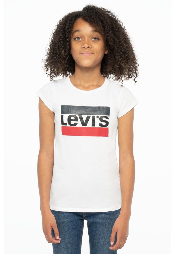 Levi's® - Levi's T-shirt dziecięcy kolor biały. Okazja: na spotkanie biznesowe, na co dzień. Kolor: biały. Materiał: dzianina. Długość rękawa: krótki rękaw. Długość: krótkie. Wzór: nadruk. Styl: biznesowy, casual