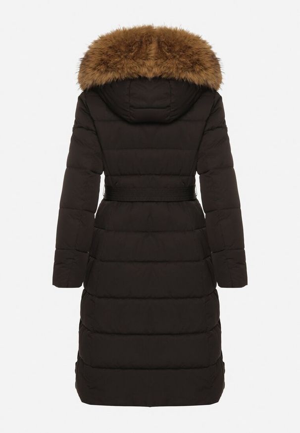 Born2be - Czarna Długa Kurtka Pikowana z Kapturem z Futerkiem i Paskiem w Talii Avesiia. Okazja: na spotkanie biznesowe, do pracy. Typ kołnierza: kaptur. Kolor: czarny. Materiał: futro. Długość: długie. Styl: biznesowy