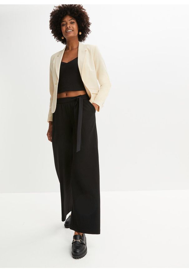 bonprix - Krótki żakiet z kieszeniami z patkami. Okazja: na spotkanie biznesowe. Kolor: beżowy. Długość: krótkie. Styl: biznesowy