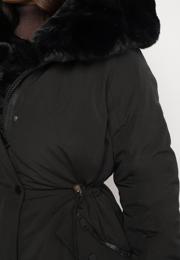 Born2be - Czarna Kurtka Parka z Ozdobnym Futerkiem Ikhana. Kolor: czarny. Materiał: futro