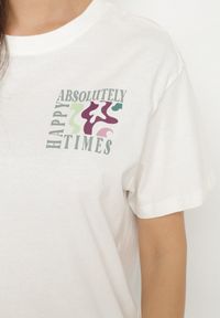 Born2be - Biały Bawełniany T-shirt Oversize Fillaria. Okazja: na co dzień. Kolor: biały. Materiał: bawełna. Wzór: aplikacja. Styl: klasyczny, casual #6