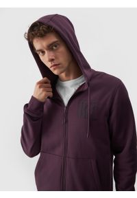 4f - Bluza dresowa rozpinana z kapturem męska - fioletowy. Okazja: na co dzień. Typ kołnierza: kaptur. Kolor: fioletowy. Materiał: dresówka. Wzór: napisy. Styl: casual, klasyczny, sportowy #1