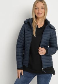 Born2be - Granatowa Pikowana Kurtka Przejściowa z Kapturem Suritta. Okazja: na co dzień. Typ kołnierza: kaptur. Kolor: niebieski. Materiał: jeans. Styl: klasyczny, casual, sportowy #3