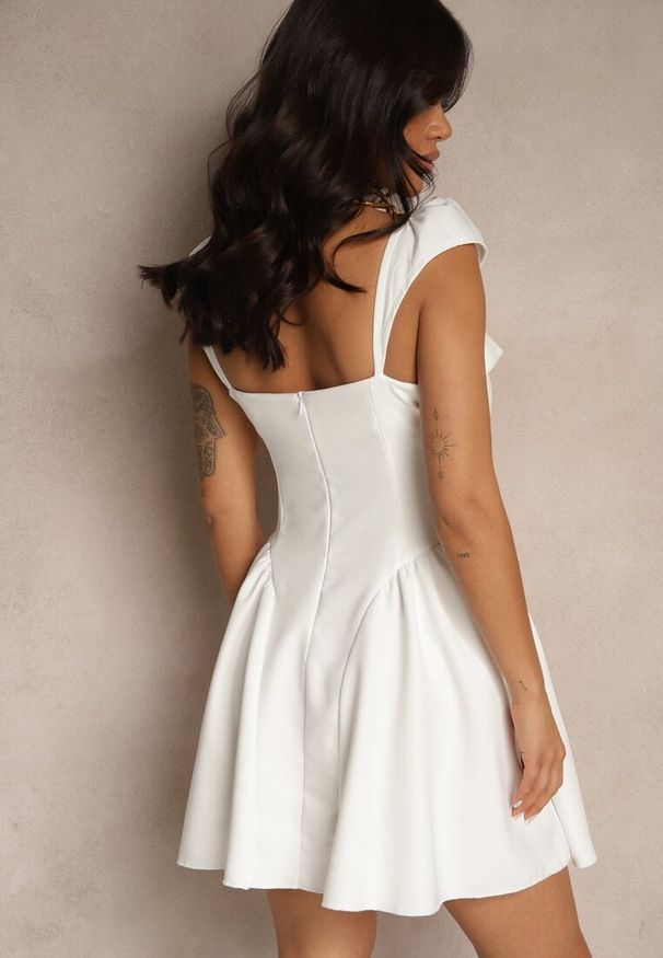 Renee - Biała Sukienka o Rozkloszowanym Kroju na Ramiączkach z Ozdobnym Dekoltem Salaviel. Okazja: na co dzień. Typ kołnierza: dekolt kwadratowy. Kolor: biały. Długość rękawa: na ramiączkach. Styl: elegancki, klasyczny, casual