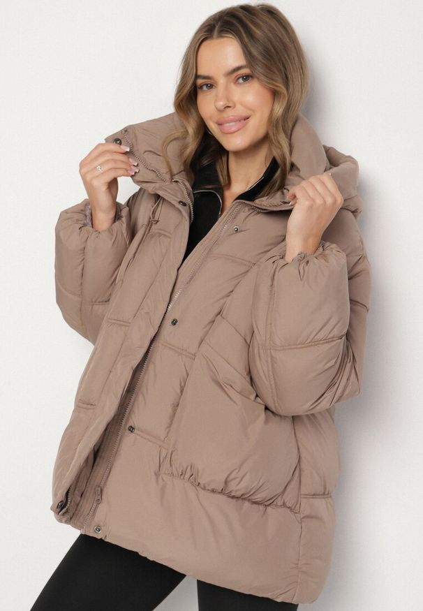 Born2be - Ciemnobeżowa Pikowana Kurtka o Kroju Oversize z Kapturem Galandia. Okazja: na spacer, na co dzień. Typ kołnierza: kaptur. Kolor: beżowy. Materiał: poliester, jeans. Styl: casual, elegancki