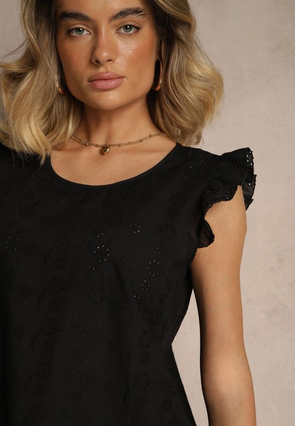 Renee - Czarna Ażurowa Bluzka z Bawełny Ozdobiona Falbankami Ridilane. Okazja: na co dzień. Typ kołnierza: kołnierz z falbankami. Kolor: czarny. Materiał: bawełna. Wzór: ażurowy, aplikacja. Styl: casual, elegancki