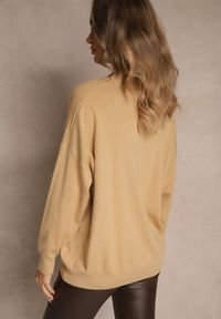 Renee - Beżowy Nietoperzowy Sweter w Minimalistycznym Stylu Raliava. Okazja: na co dzień. Kolor: beżowy. Materiał: skóra, jeans. Styl: casual, elegancki #2