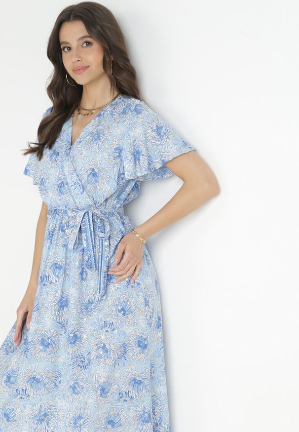 Born2be - Niebieska Sukienka Kopertowa z Wiskozy z Gumką w Talii i Metalicznym Wzorem Hollisa. Kolor: niebieski. Materiał: wiskoza. Typ sukienki: kopertowe