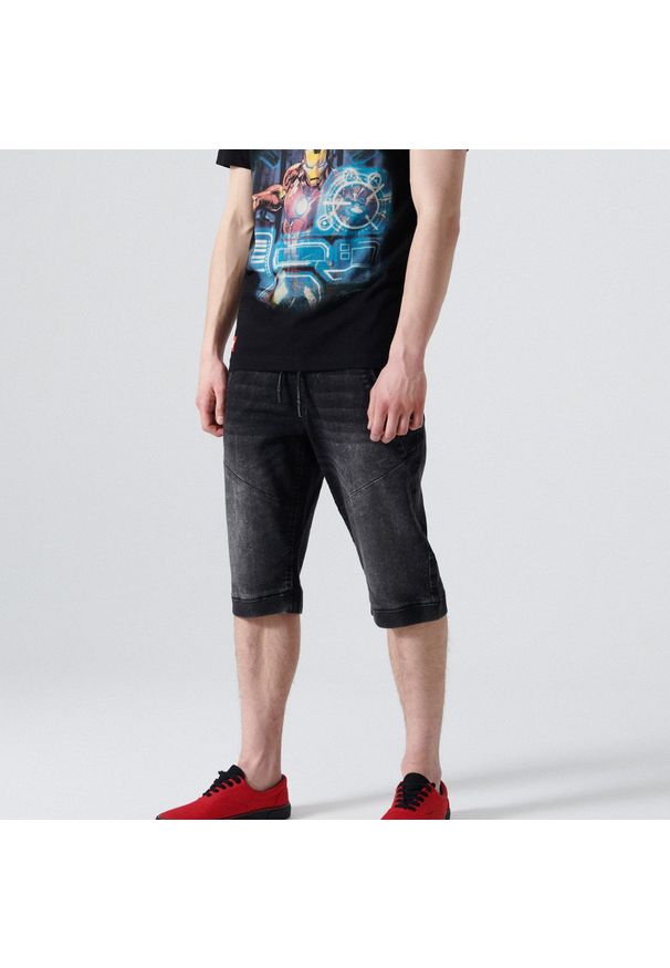 Cropp - Jeansowe szorty typu jogger - Czarny. Kolor: czarny. Materiał: jeans