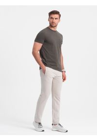 Ombre Clothing - Męskie spodnie dresowe z nogawką bez ściągacza - jasnobeżowe V1. Kolor: beżowy. Materiał: dresówka. Wzór: aplikacja. Styl: klasyczny, sportowy