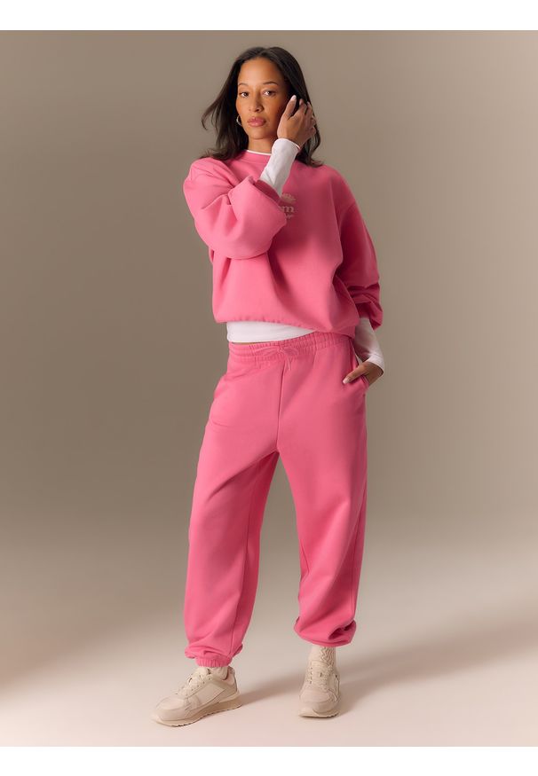 4f - 4F Spodnie dresowe joggery damskie - różowe XS. Stan: podwyższony. Kolor: różowy. Materiał: dresówka