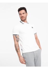 Ombre Clothing - Męska koszulka polo z elastanem z kontrastowymi elementami - biała V1. Okazja: do pracy, na co dzień. Typ kołnierza: polo. Kolor: biały. Materiał: elastan. Wzór: haft, paski. Styl: klasyczny, sportowy, casual
